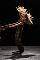 Une femme s’affirme, debout face à l’adversité. Une nouvelle virtuosit