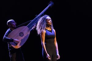 Une femme s’affirme, debout face à l’adversité. Une nouvelle virtuosit