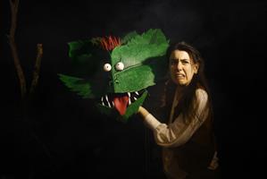 Une comédienne et des marionnettes