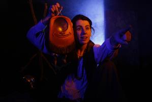 Une comédienne et des marionnettes