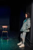 Une nuit, à Calais. Un migrant entre chez un marchand de kebabs, du no