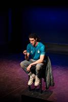 Une nuit, à Calais. Un migrant entre chez un marchand de kebabs, du no