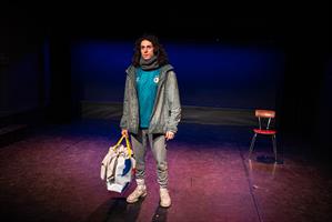 Une nuit, à Calais. Un migrant entre chez un marchand de kebabs, du no