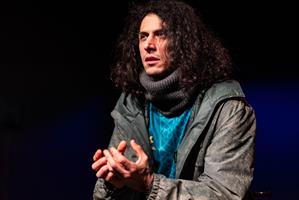 Une nuit, à Calais. Un migrant entre chez un marchand de kebabs, du no