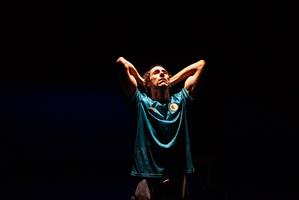 Une nuit, à Calais. Un migrant entre chez un marchand de kebabs, du no