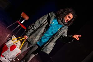 Une nuit, à Calais. Un migrant entre chez un marchand de kebabs, du no