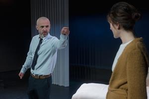 Un couple de quadras, façonné par les mirages d’une société malade, vo