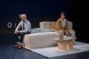 Un couple de quadras, façonné par les mirages d’une société malade, vo