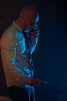 Un couple de quadras, façonné par les mirages d’une société malade, vo