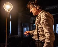 Paris. Septembre 1827. Berlioz sort du théâtre après une représentatio