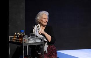 Ce quatrième volet de la série théâtrale Les Fabuleuses traite de la d