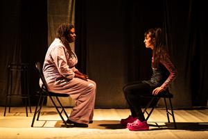 Entremêlant joyeusement farce politique dystopique et récit intime, 