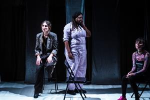 Entremêlant joyeusement farce politique dystopique et récit intime, 