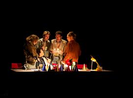 Dans une pièce chorale portée par cinq interprètes, Julien Lewkowicz m