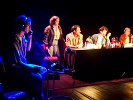 Dans une pièce chorale portée par cinq interprètes, Julien Lewkowicz m