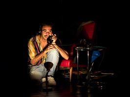 Dans une pièce chorale portée par cinq interprètes, Julien Lewkowicz m