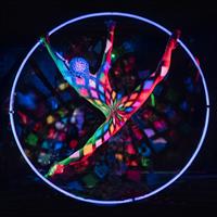 Entrez dans la légende du Crazy Horse ! Plongez dans l’univers embléma