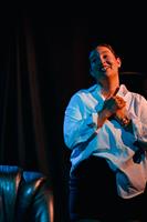 Deux personnes sur scène