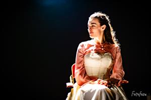 Célio aime Marianne, qui aime Claudio, du moins, le dit-elle, puis ell