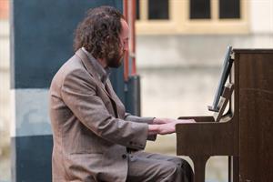 Un homme et une femme solitaires se rencontrent et se rapprochent une 