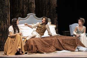 Vincent Dedienne et la troupe du Mariage de Figaro