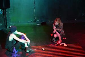 Une impossible rencontre, quelque part la nuit. Deux solitudes qui s’a