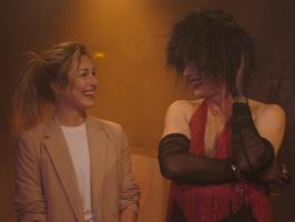 Une drag queen et une spectatrice