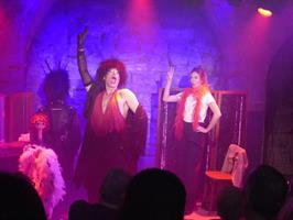 Une drag queen et une spectatrice