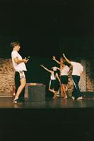 Dans un espace suspendu, une femme retrouve trois hommes qu’elle a aim