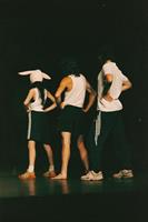 Dans un espace suspendu, une femme retrouve trois hommes qu’elle a aim