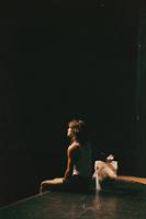 Dans un espace suspendu, une femme retrouve trois hommes qu’elle a aim