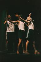 Dans un espace suspendu, une femme retrouve trois hommes qu’elle a aim