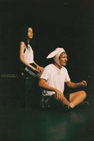 Dans un espace suspendu, une femme retrouve trois hommes qu’elle a aim