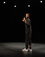 Seul en scène, Emeric Cheseaux raconte son départ d’une petite commune