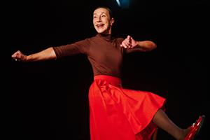 De l’enfant silencieuse à la femme debout : la danse devient voix, la 