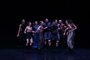 Guidés par leur souffle, dix corps forgent une transcendance du mouvem