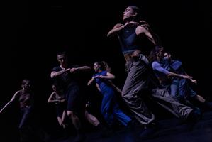 Guidés par leur souffle, dix corps forgent une transcendance du mouvem