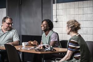 Rencontre au cœur de la nuit. Ici, l’amitié et la solidarité prennent 