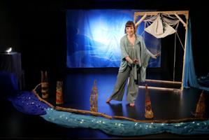 Une comédienne sur scène