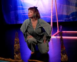 Une comédienne sur scène