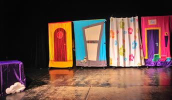 Léo est un petit robot rigolo. Mais aujourd’hui, Léo en a gros : il a 