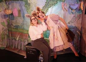 Deux lapines voisines que tout oppose se chamaillent sans cesse. Mais 