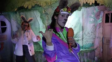 Deux lapines voisines que tout oppose se chamaillent sans cesse. Mais 