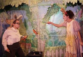 Deux lapines voisines que tout oppose se chamaillent sans cesse. Mais 