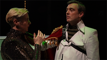 Satire politique à l’ironie mordante Le Parfait Manuel dissèque les mé