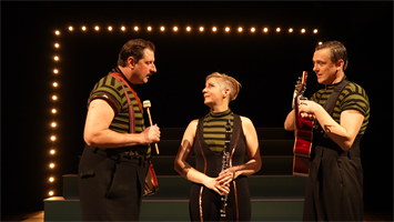 Satire politique à l’ironie mordante Le Parfait Manuel dissèque les mé