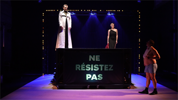 Satire politique à l’ironie mordante Le Parfait Manuel dissèque les mé