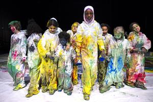 Portés par l’énergie de la musique et du mouvement, dix enfants se lan