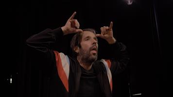 Seul-en-scène drôle et tendre, où la parentalité devient une épopée ju