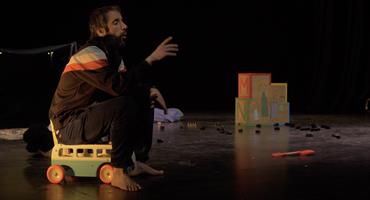 Seul-en-scène drôle et tendre, où la parentalité devient une épopée ju